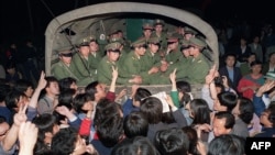 20 мая. Демонстранты остановили грузовик с солдатами