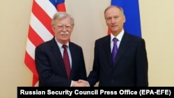 Consilierul prezidențial american John Bolton (L) la întîlnirea cu Nikolai Patrușev, șeful Consiliului de Securitate al Rusiei la întîlnirea de la Moscova, 22 octombrie 21018 