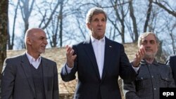 John Kerry (në mes) së bashku me presidentin Ashraf Ghani (majtas) dhe shefin ekzekutiv Abdullah Abdullah 