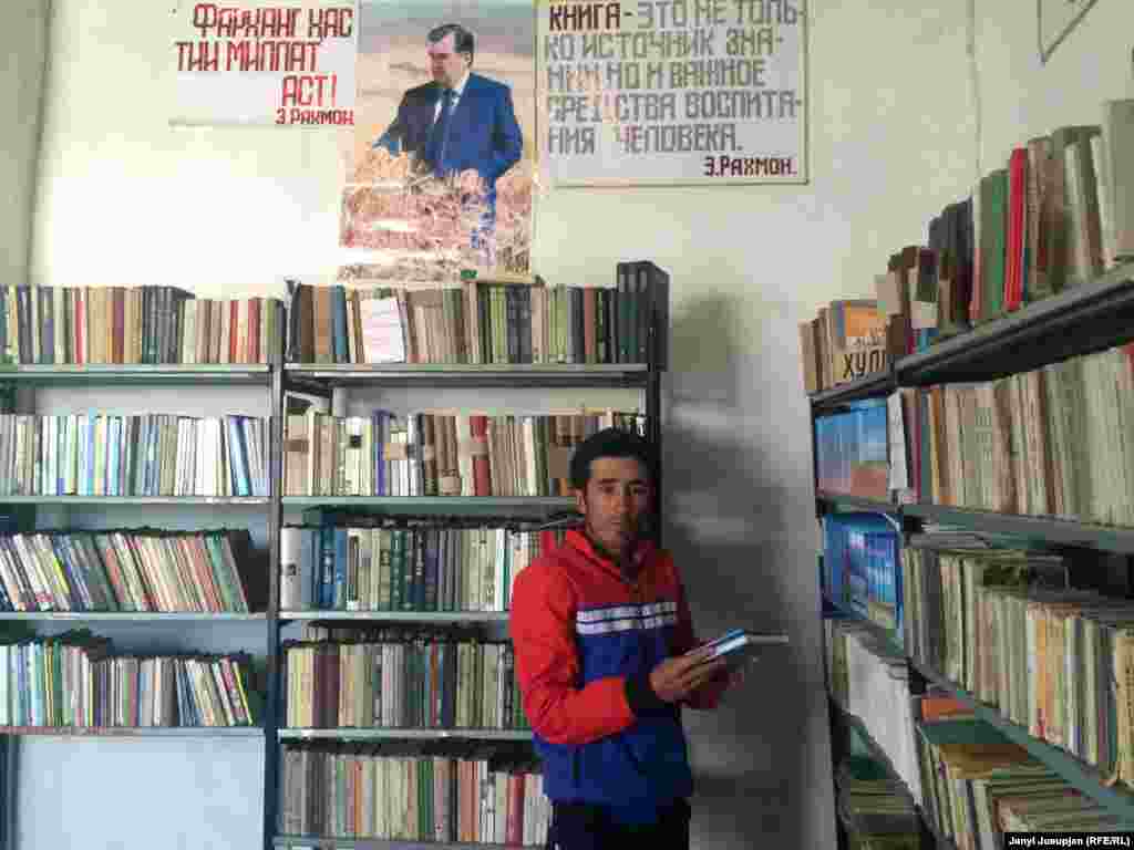 Local teacher Zamir Nazarmambetov in the school library. We can see the portrait of Tajik President Emomali Rahmon on the wall. The books are mostly in Russian and Kyrgyz. Zamir says that there have been no new deliveries from Kyrgyzstan since the fall of the Soviet Union in 1991.