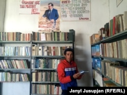 Тәжікстандағы ауыл кітапханасында тұрған адам. 8 шілде 2015 жыл.