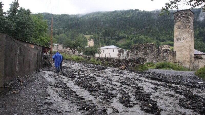 Жители Сванетии перекрыли дорогу, требуя реставрации исторических башен