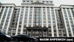 У здания Госдумы России.