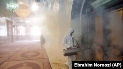 Дезинфекция на джамия. Петъчните молитви бяха забранени с цел да се овладее разпространението на коронавируса в Иран
