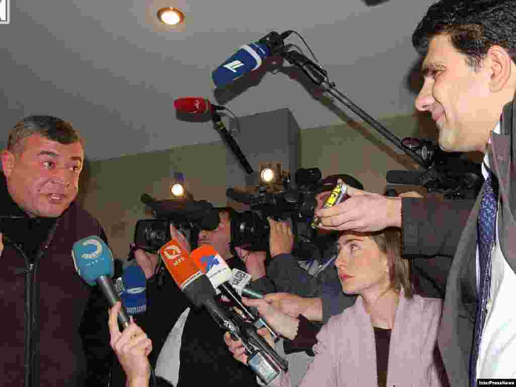 Леван Гачечиладзе (слева) говорит с председателем Центральной избирательной комиссии Грузии Леваном Тархнишвили (справа) в его офисе. Тбилиси 08 января 2008. (c) InterPressNews