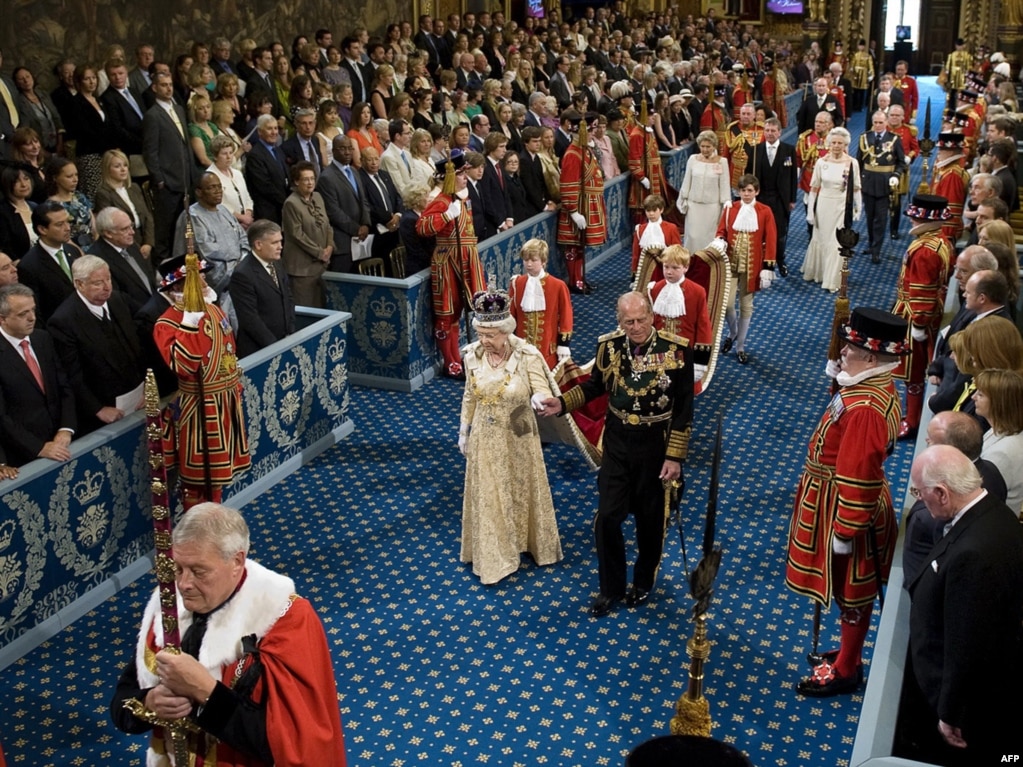 Кралицата со сопругот Филип на кралската галерија по повод државното отворање на парламентот во Лондон. Мај 2010-та. &nbsp;