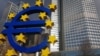 Velika skulptura u obliku evra, simbola evropske valute u Frankfurtu, Nemačka. Ilustrativna fotografija