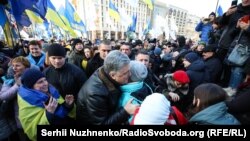 Украинанын мурдагы президенти Петро Порошенко митингчилер менен учурашып жатат, Киев, 8-декабрь 2019-жыл. 
