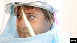 Врачи при работе с пациентами, заболевшими лихорадкой Эбола, носят специальные защитные костюмы