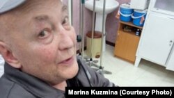 Отбывающий наказание в учреждении ЛА-155/14 заключенный Василий Кузьмин в Алматинской многопрофильной клинической больнице. Алматы, 23 мая 2019 года.