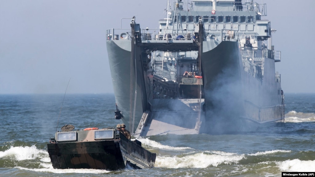 Кораблі ВМС Польщі та морські піхотинці США беруть участь у десантній операції під час військових навчань НАТО у Балтійському морі поблизу Клайпеди, Литва, 4 червня 2018 року Кораблі ВМС Польщі та морські піхотинці США беруть участь у десантній операції під час військових навчань НАТО у Балтійському морі поблизу Клайпеди, Литва, 4 червня 2018 року