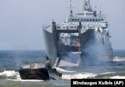 Корабли ВМС Польши и морская пехота США принимают участие в десантной операции во время военных учений Baltops в Балтийском море, 4 июня 2018 года