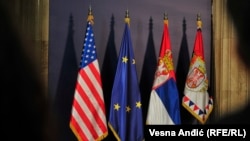 Flamuri i SHBA-së, ai i BE-së, i Serbisë dhe ai i Malit të Zi. Fotografi ilustruese. 