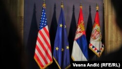 Знамиња на САД, ЕУ и Србија