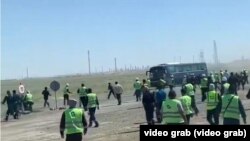 Теңіздегі жұмысшылар наразылығы. Видеодан алынған скриншот.