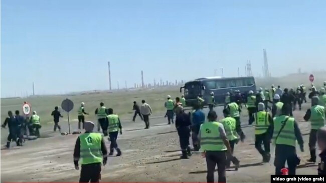 Рабочие на месторождении Тенгиз в день конфликта 29 июня 2019 года. Скриншот видео.