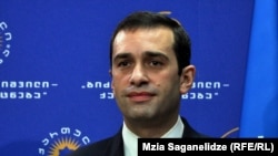 Иванишвили қорғаныс министрі қызметіне ұсынған Ираклий Аласания. Тбилиси, 8 қазан 2012 жыл.
