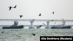 Захваченные украинские корабли вывели из акватории Керчи (фотогалерея)