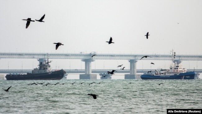 Захваченные украинские корабли вывели из акватории Керчи (фотогалерея)