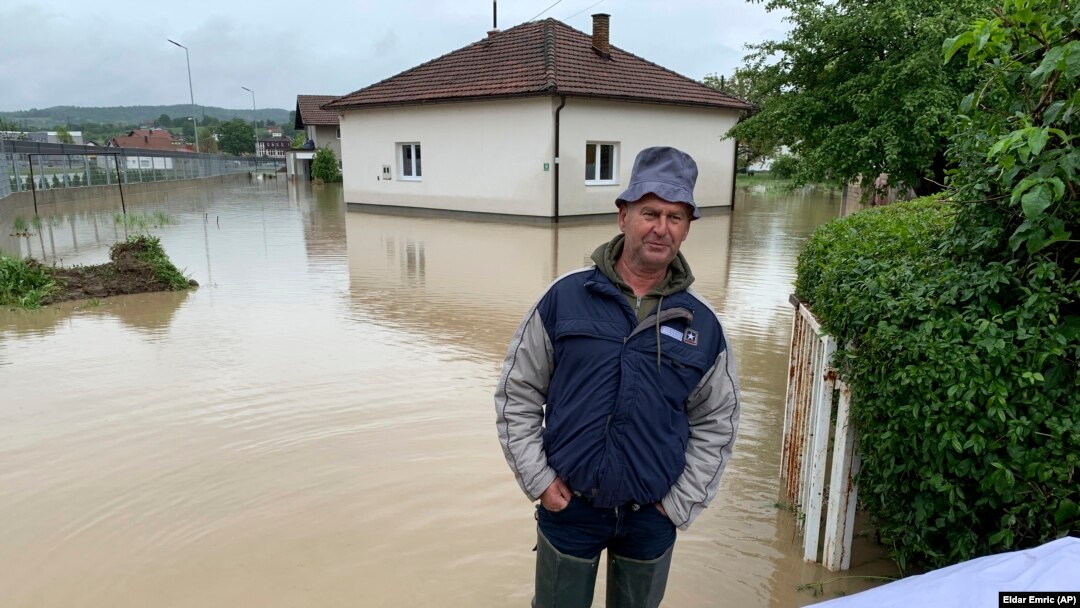 Mještanin Doboj Juga ispred svoje kuće