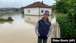 Mještanin Doboj Juga ispred svoje kuće