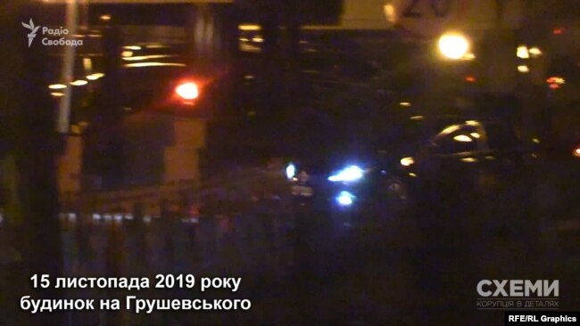 Одночасно з ним знову виїхала машина, якою користується перший помічник президента Сергій Шефір.