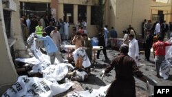 Добровольці покривають тіла загиблих на місці нападу, Кветта, 8 серпня 2016 року