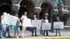 Крымчане пикетируют Национальный банк Украины 25 июля 2014, архивное фото