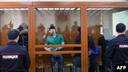 Оппозициялық саясаткер Борис Немцовтың өліміне күдіктілер сотта отыр. Мәскеу, 27 маусым 2017 жыл.