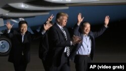 Американскиот претседател Доналд Трамп со олободените Американци од Северна Кореја