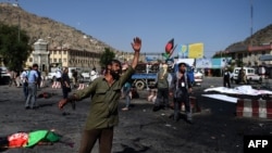 در حملۀ انتحاری در جریان تظاهرات جنبش روشنایی در منطقه دهمزنگ شهر کابل ده‌ها تن کشته و زخمی شدند.