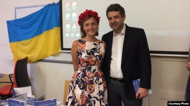 Анастасія Дмитрук і посол України в Чехії Євген Перебийніс