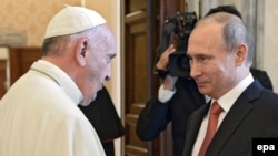 Pope Francis and Russian President Vladimir Putin at a previous Vatican meeting in 2015 