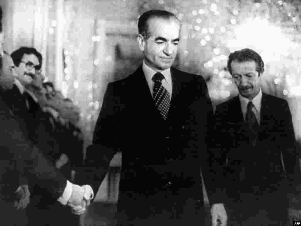 Mohammad Reza Pahlavi inqilabdan az əvvəl Baş nazir Shapour Bakhtiyarla. 16 yanvar 1979.&nbsp;