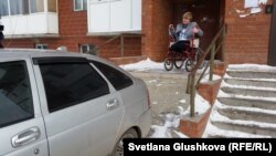 Необустроенный для инвалидов подъезд 