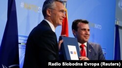 Генералниот секретар на НАТО Јенс Столтенберг и премиерот Зоран Заев на денешната церемонија во Брисел