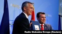 Secretarul general NATO,Jens Stoltenberg și premierul Macedoniei, Zoran Zaev la ceremonia invitării oficiale a Macedoniei de aderare, Bruxelles, 12 iulie 2018 