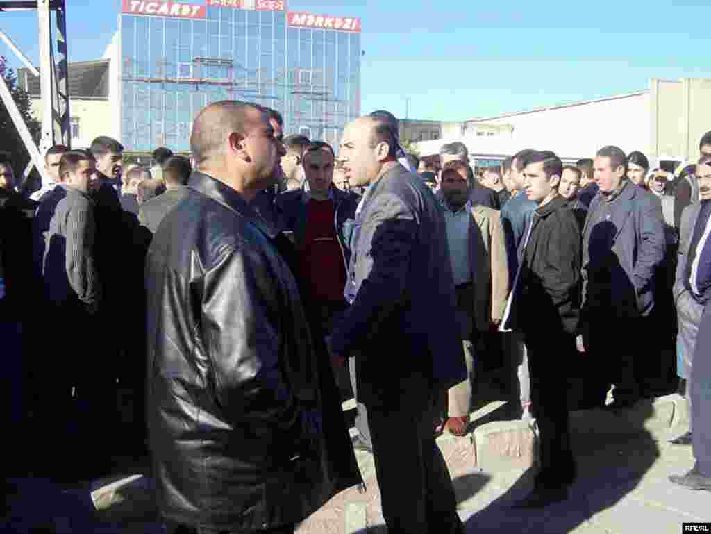 Bazar rəhbərliyi satıcılara məsələ ilə bağlı danışıqlar aparıldığını və onlara qısa müddətdə məlumat veriləcəyini bildirdi