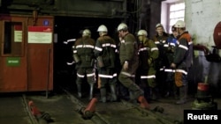 Горняки у входа в шахту имени Костенко в Карагандинской области.