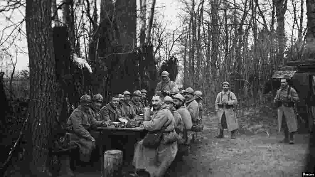 Недатированная фотография с французскими военными, которые обедают недалеко от города Арра на севере Франции