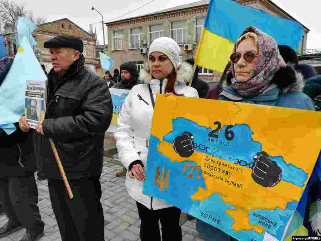 Представитель Меджлиса также зачитала текст резолюции участников митинга, в котором содержатся призывы к международному сообществу и украинским властям