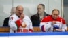 Президент Білорусі Олександр Лукашенко
і президент Росії Володимир Путін під час товариського матчу з хокею. Сочі, Росія, 7 лютого 2020 року.