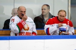 Президент Росії Володимир Путін і президент Білорусі Олександр Лукашенко під час товариського хокейного матчу у Сочі. 7 лютого 2020 року