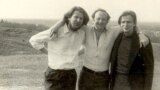 Tomas Venclova (dr.), în tinerețe, cu Joseph Brodsky și Romas Katilus