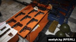 Апрель, июнь окуяларында миңден ашуун курал-жарак элдин колуна өтүп кеткен.