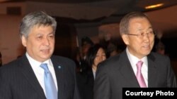 Пан Ги Мун и Эрлан Абдылдаев. 