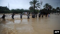 Ekipet e shpëtimit në përpjekje për evakuimin e banorëve të bllokuar nga vërshimet e mëdha në Pakistan