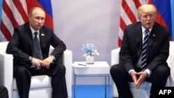 Президенти Росії та США Володимир Путін та Дональд Трамп на зустрічі у Гамбурзі, 7 липня 2017 року