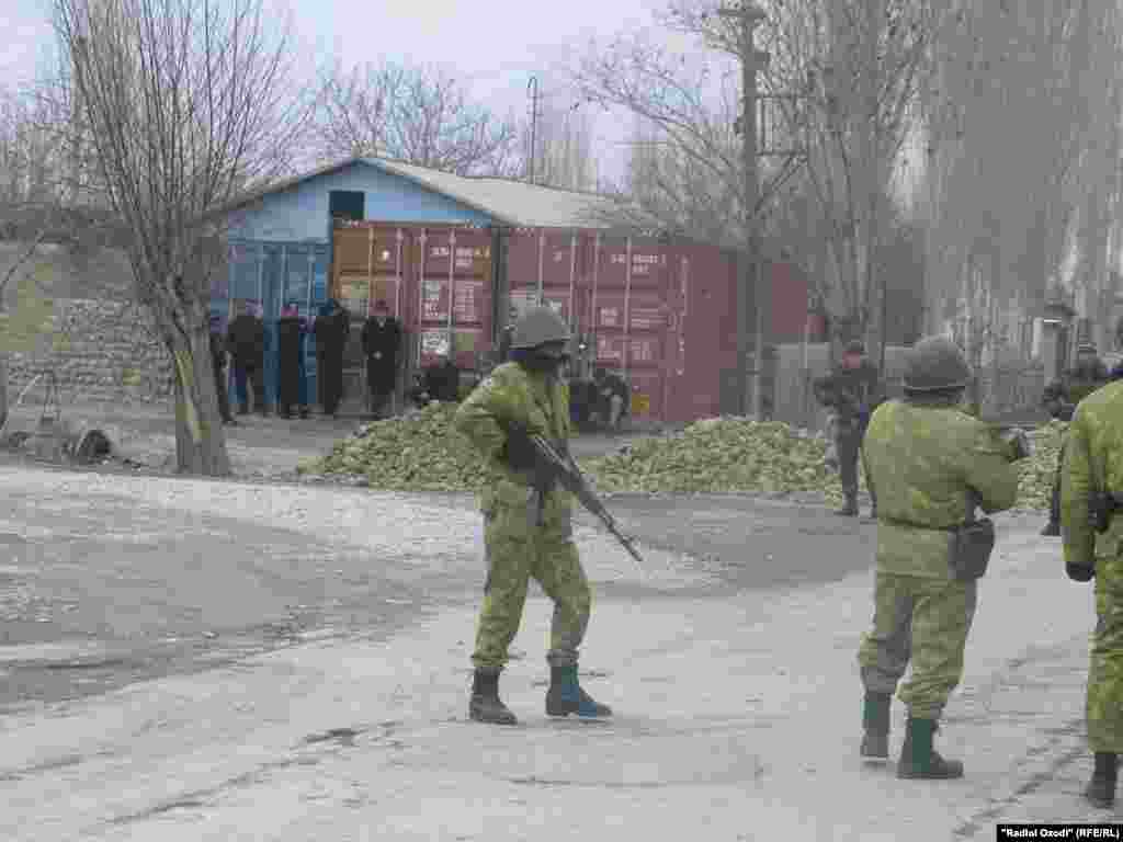 Эти фотографии сделаны с таджикской стороны Таджикской службой РСЕ/РС