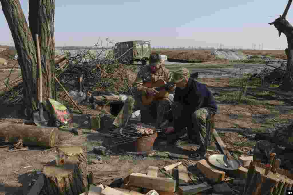 Українські військовослужбовці роблять шашлик на КПП недалеко від Маріуполя, 12 квітня 2015 року